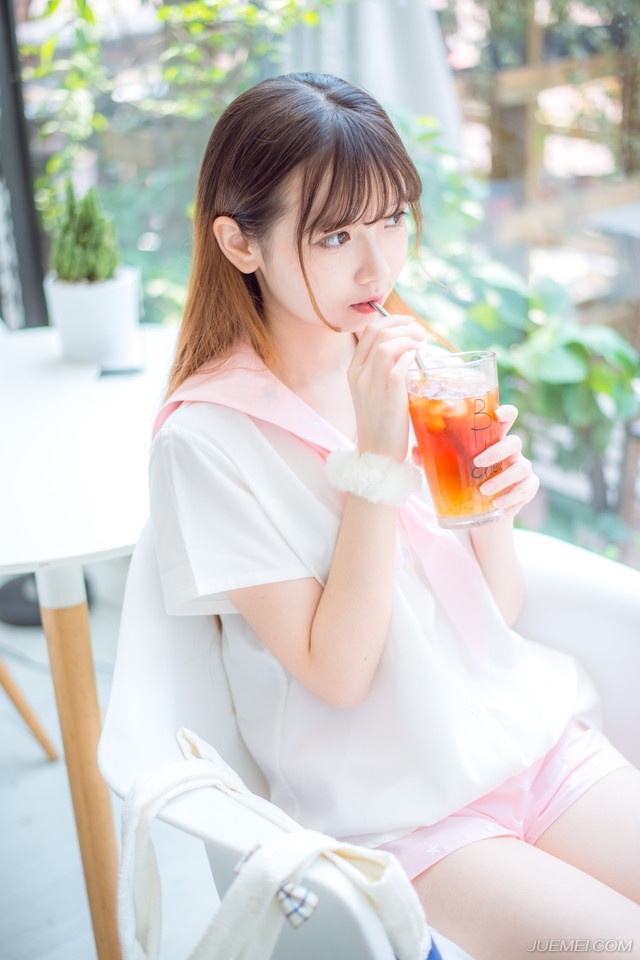 “如果夫君不小气的话，姐姐就真该担忧你的将来了。”大乔苦笑道，如果吕布真的一点反应都没有，那就证明，小乔在吕布眼里，依旧是个玩物，现在整个乔家都迁来了长安，仰吕布鼻息生存，如果他们姐妹失宠了，那对乔家来说，就是一个巨大的打击，就算吕布不去对付乔家，也不会再关照，那些嗅觉敏锐的政客们绝对不会放过这个打击乔家的机会。